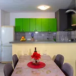 Tom Apartment Split