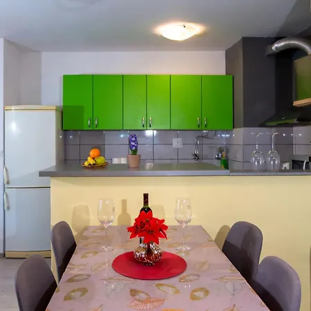 Tom Apartment Split